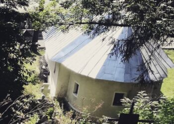 Jale. Au dărâmat biserica din Remeți,. Octavian Blaga: Mi-e jale să pun fotografiile demolării.E anul 2023, într-un sat de români. Români (un fel de români) au fost cei care au trimis-o în lumea cealaltă