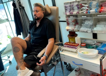 Monitorizat de 20 de medici. E, din nou în spital