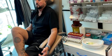 Monitorizat de 20 de medici. E, din nou în spital