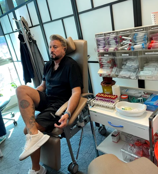 Monitorizat de 20 de medici. E, din nou în spital