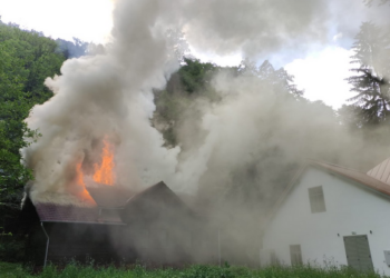 Cabană distrusă de flăcări în Vadu Crișului. Pompierii au mers pe jos câțiva kilometri