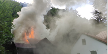 Cabană distrusă de flăcări în Vadu Crișului. Pompierii au  mers pe jos câțiva kilometri