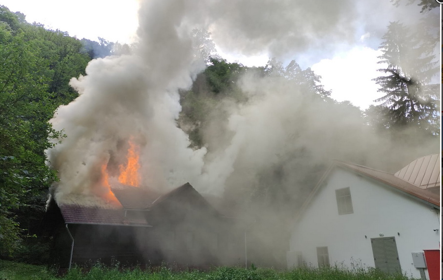 Cabană distrusă de flăcări în Vadu Crișului. Pompierii au mers pe jos câțiva kilometri