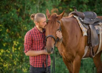 UPDATE. GALERIE. Tragedie. Un tânăr de 23 de ani a rămas blocat în presa de balotat atașată unui tractor care a luat foc