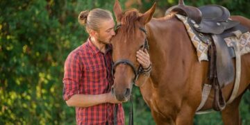 UPDATE. GALERIE. Tragedie. Un tânăr de 23 de ani a rămas blocat în presa de balotat atașată unui tractor care a luat foc