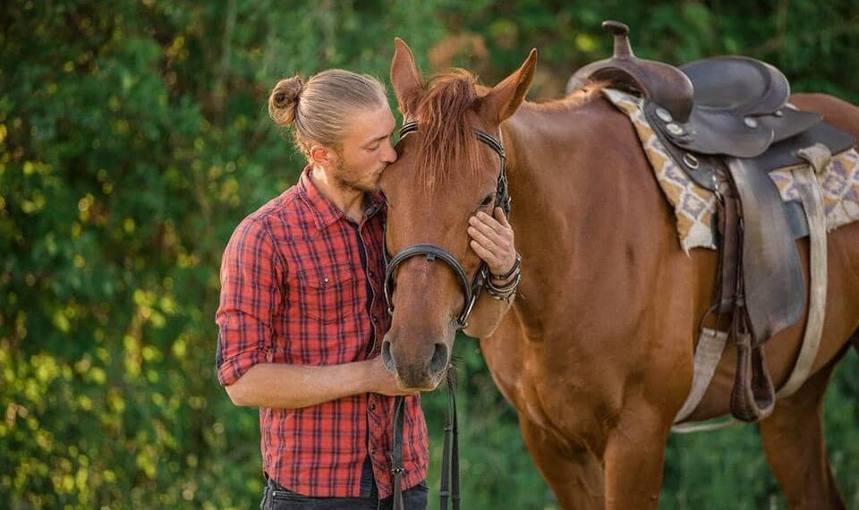 UPDATE. GALERIE. Tragedie. Un tânăr de 23 de ani a rămas blocat în presa de balotat atașată unui tractor care a luat foc