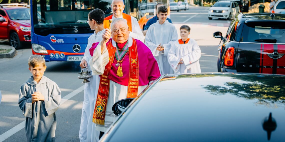 GALERIE. Au sfințit mașinile de pe Șirul Canonicilor. S-a cerut intervenția patronului călătorilor