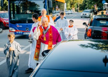 GALERIE. Au sfințit mașinile de pe Șirul Canonicilor. S-a cerut intervenția patronului călătorilor