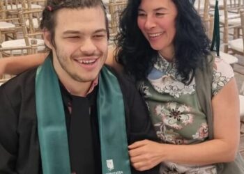 Un tânăr care nu-şi poate folosi mâinile şi picioarele a luat licenţa în Drept cu nota 10 / ”Pot învăţa orice, dar nu pot să scriu. Unii profesori au fost de acord să susţin examenele oral. Alţii, nu”