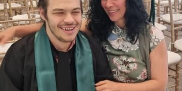 Un tânăr care nu-şi poate folosi mâinile şi picioarele a luat licenţa în Drept cu nota 10 / ”Pot învăţa orice, dar nu pot să scriu. Unii profesori au fost de acord să susţin examenele oral. Alţii, nu”