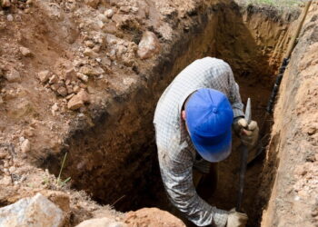 Cadavrele unui avorton și a unui nou-născut, aflate în cuții termoizolante, descoperite într-un cimitir din Bihor