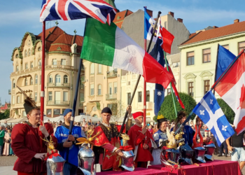 GALERIE.Cavalerii care participă la turnir și-au spus poveștile. A început Festivalul Medieval. Ce puteți vedea azi