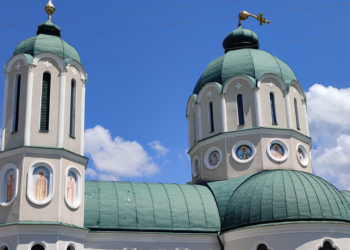 GALERIE. La înmormântarea asistentei pe care a plâns-o Țara Beiușului s-a întâmplat o teofanie: crucea biserici unde slujește chiar tatăl femeii e în bernă. 27 de preoți au citit texte evanghelice