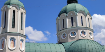 GALERIE. La înmormântarea asistentei pe care a plâns-o Țara Beiușului s-a întâmplat o teofanie: crucea biserici unde slujește chiar tatăl femeii e în bernă. 27 de preoți au citit texte evanghelice