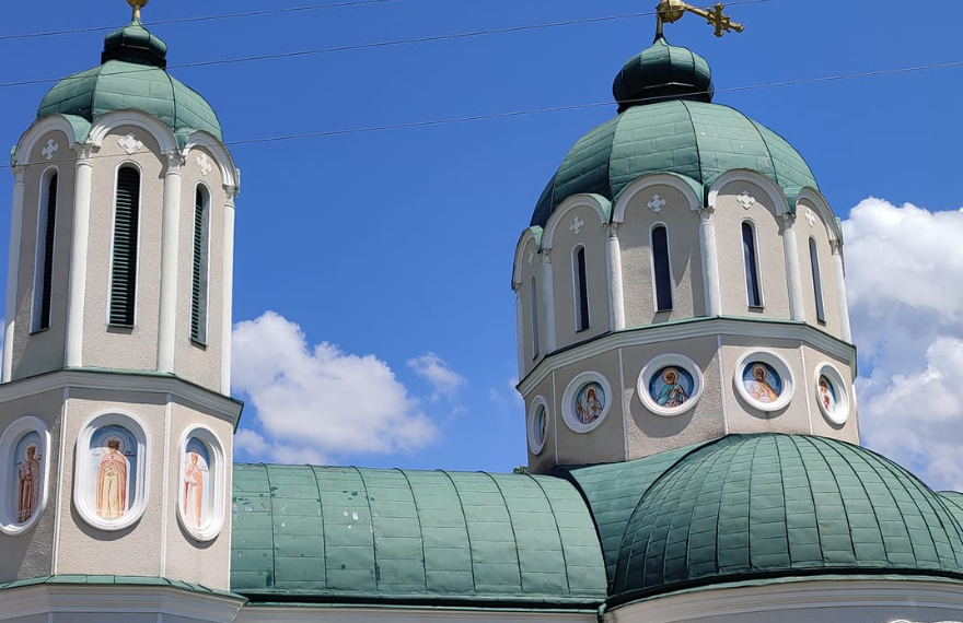 GALERIE. La înmormântarea asistentei pe care a plâns-o Țara Beiușului s-a întâmplat o teofanie: crucea biserici unde slujește chiar tatăl femeii e în bernă. 27 de preoți au citit texte evanghelice