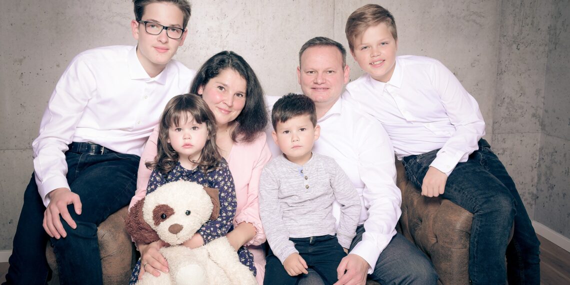 GALERIE. O mamă a patru copii, greu încercați, are nevoie de sprijin. Organismul lui Dacian Racz a cedat în doar două luni