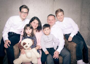 GALERIE. O mamă a patru copii, greu încercați, are nevoie de sprijin. Organismul lui Dacian Racz a cedat în doar două luni