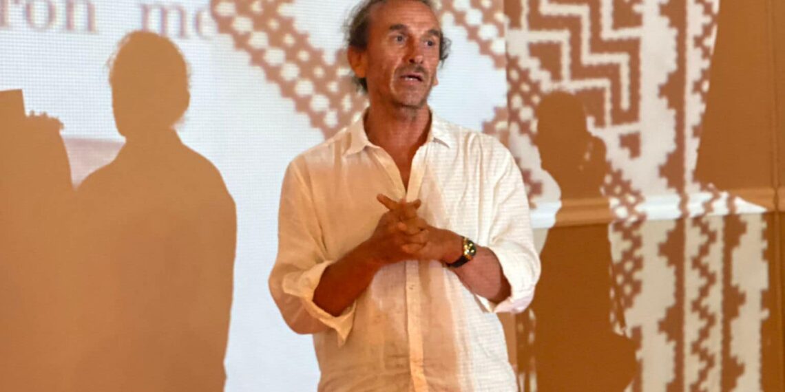 GALERIE. Poveste de suflet a designerului Dorin Negrău, care şi-a dus cu sine, prin lume, originile şi copilăria petrecută în Husasău de Tinca, transformată în brand