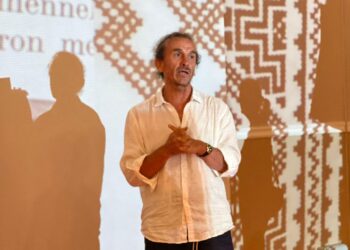 GALERIE. Poveste de suflet a designerului Dorin Negrău, care şi-a dus cu sine, prin lume, originile şi copilăria petrecută în Husasău de Tinca, transformată în brand