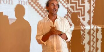 GALERIE. Poveste de suflet a designerului Dorin Negrău, care şi-a dus cu sine, prin lume, originile şi copilăria petrecută în Husasău de Tinca, transformată în brand