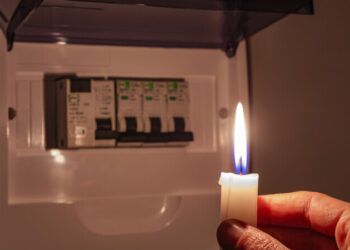 Peste 34000 de bihoreni în beznă, în urma furtunii