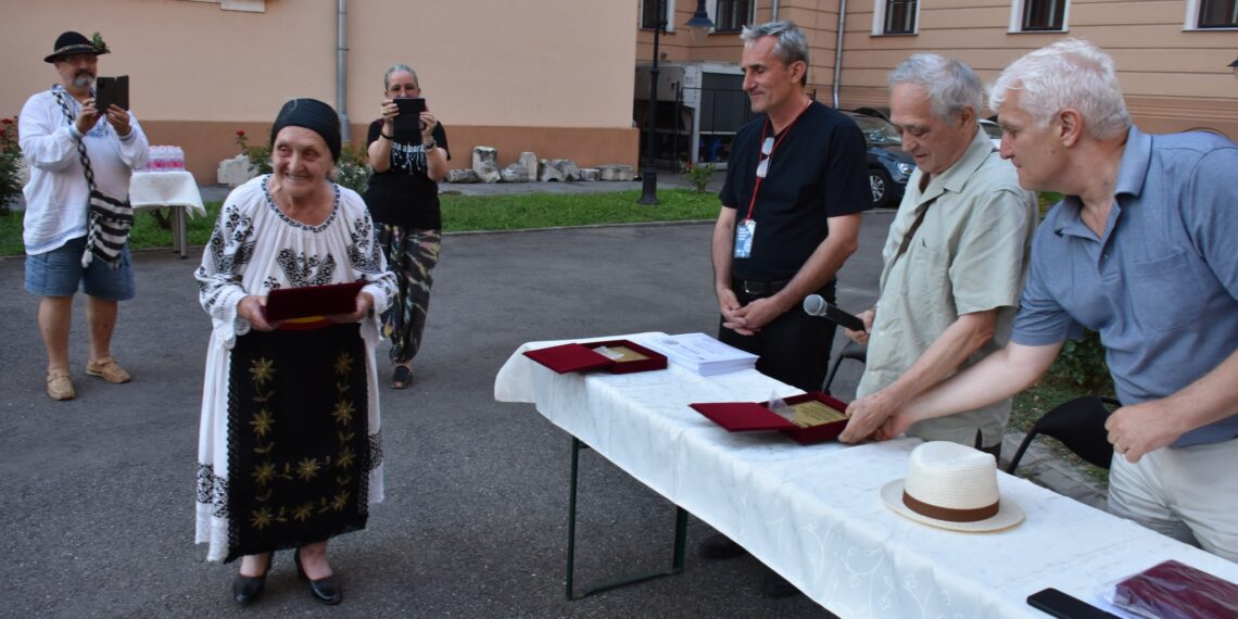 GALERIE.Veturia Suciu, la 92 de ani, cel mai vârstnic paricipant la Târgul Meșterilor