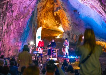 VIDEO. GALERIE. A început SculpFEST la Căbești cu un concert inedit în Peștera Meziad. Nu ratați evenimentele de sâmbătă și duminică. Vezi harta festivalului