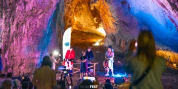 VIDEO. GALERIE. A început SculpFEST la Căbești cu un concert inedit în Peștera Meziad. Nu ratați evenimentele de sâmbătă și duminică. Vezi harta festivalului