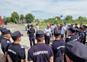 Opt  pompieri din Bihor în modulul specializat de stingere a incendiilor trimis în Franța