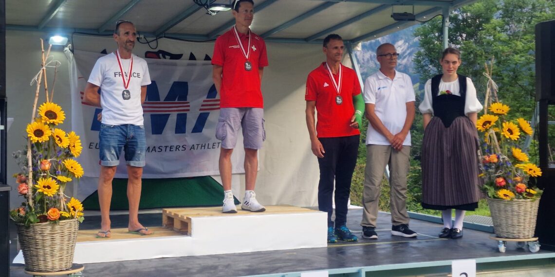 Cursă dramatică. A ajuns să ia bronzul alergând 37 de kilometri după ce și-a rupt mâna și și-a spart arcada