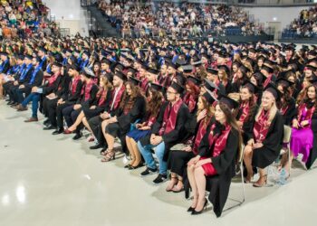 GALERIE. Episcopul Virgil Bercea a mărturisit că a venit ca tată la absolvirea studenților de la Medicină. Spectacol total la absolvire