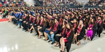 GALERIE. Episcopul Virgil Bercea a mărturisit că a venit ca tată la absolvirea studenților de la Medicină. Spectacol total la absolvire