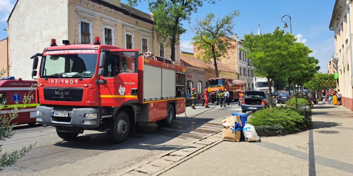 O mașină a luat foc în centrul Salontei