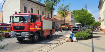 O mașină a luat foc în centrul Salontei