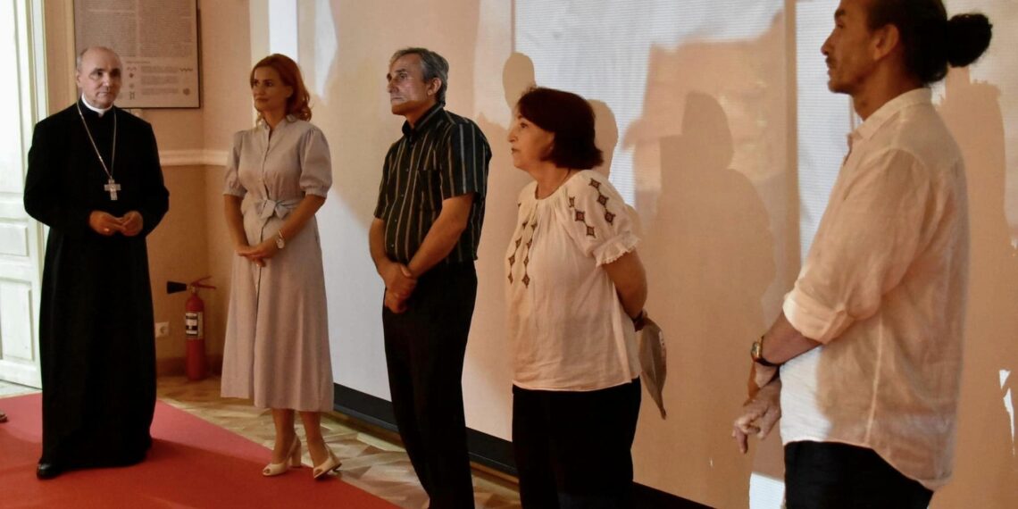 GALERIE. Episcopul Virgil Bercea, mărturisire impresionantă despre mama sa Lucreția: „A dorit să meargă în mormânt cu ia cusută de ea…”