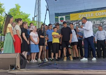 GALERIE. VIDEO. Eveniment de 5 stele. 40 de elevi din Oșorhei, olimpici și cu medii peste 9,50 au fost premiați de Primărie