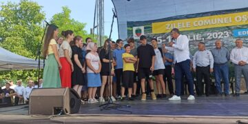 GALERIE. VIDEO. Eveniment de 5 stele. 40 de elevi din Oșorhei, olimpici și cu medii peste 9,50 au fost premiați de Primărie