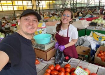 Olimpică, admisă la Medicină, vinde în piață produsele din gospodăria familiei