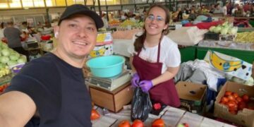 Olimpică, admisă la Medicină, vinde în piață produsele din gospodăria familiei