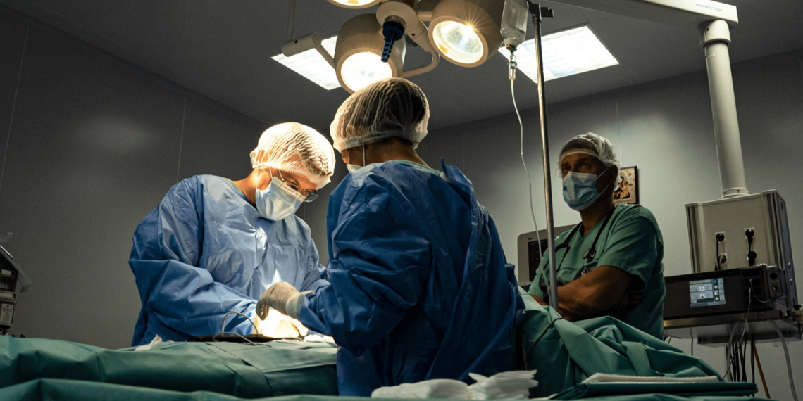 Medicul Isac George Vlad, prima intervenție chirurgicală prin abord asistat robotic la copil de 2 ani