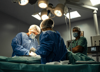 Medicul Isac George Vlad, prima intervenție chirurgicală prin abord asistat robotic la copil de 2 ani