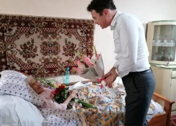 Primarul Salontei, oaspete-surpriză la doamna Gorduna, la împlinrea a 100 de ani. Povestea de viață a doamnei, care e refugiată din Ucraina, și a locuit în Salonta din 1940