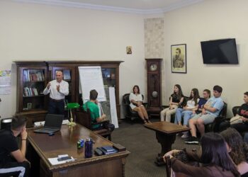 Participanții la Școala de Vară a Facultății de Drept au intrat în hainele prefectului Țiplea