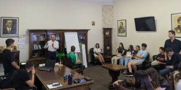 Participanții la Școala de Vară a Facultății de Drept au intrat în hainele prefectului Țiplea