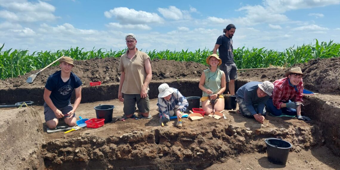 Rămășițele a trei locuințe din perioada 1700 – 1550 î.Chr., descoperite la Toboliu