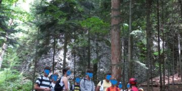 Salvamontiştii, în alertă: un grup de copii şi un adult s-au rătăcit în Ceahlău