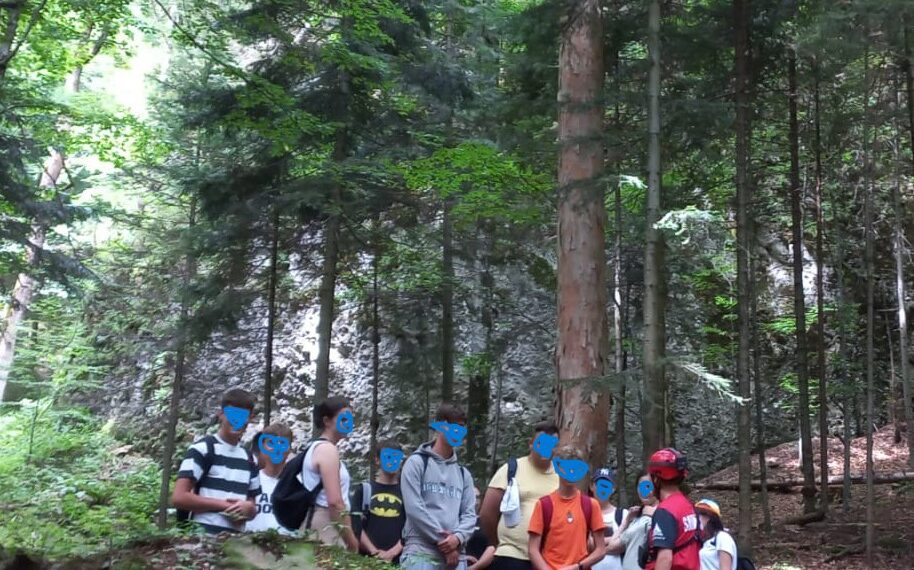 Salvamontiştii, în alertă: un grup de copii şi un adult s-au rătăcit în Ceahlău