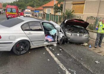 Bihoreni răniţi în urma unui grav accident de circulaţie petrecut în judeţul Cluj / Victime: cinci adulţi şi trei copii / Unul dintre şoferi nu avea permis de conducere