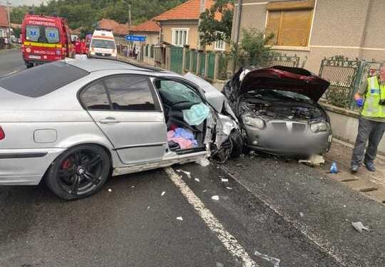 Bihoreni răniţi în urma unui grav accident de circulaţie petrecut în judeţul Cluj / Victime: cinci adulţi şi trei copii / Unul dintre şoferi nu avea permis de conducere