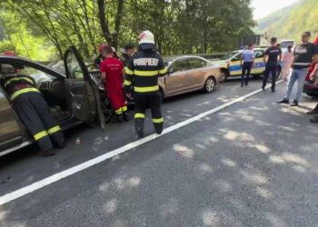 Accident în lanţ pe Valea Oltului / Cinci mașini implicate, opt răniţi, patru persoane transportate la spital